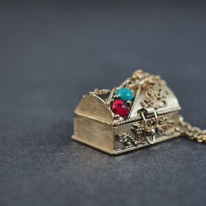 Avon Queens Ransom Necklace Gold Tone Pill Box Treasure Chest Pendant Vintage